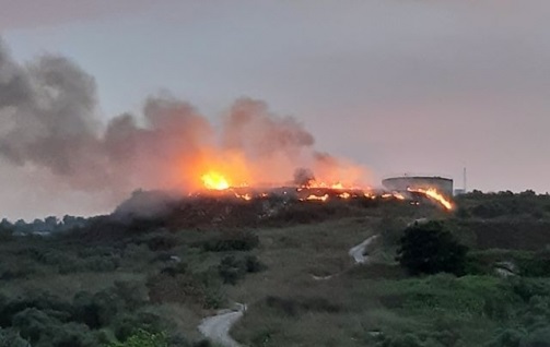 كفرمندا: اندلاع حريق هائل في حي المعاصر واستدعاء طواقم الاطفاء لاخماده